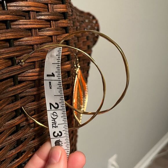 Large gold tone festival earrings feathers / big gold hoops with hammer details - Picture 5 of 6